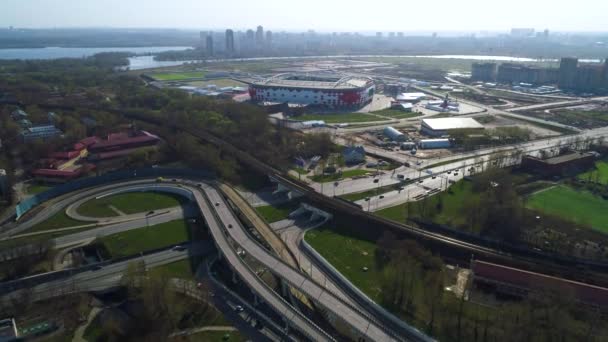 Flygfoto över en motorvägskorsning och fotbollsstadion Spartak Moskva Otkritie Arena — Stockvideo