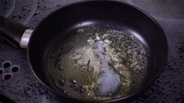 Smażone jajko. Surowe jajko na patelni w zwolnionym tempie. — Wideo stockowe