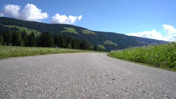 Pareja mujer y hombre en bicicleta eléctrica eco ciclismo Italia Dolomitas Alpes — Vídeos de Stock
