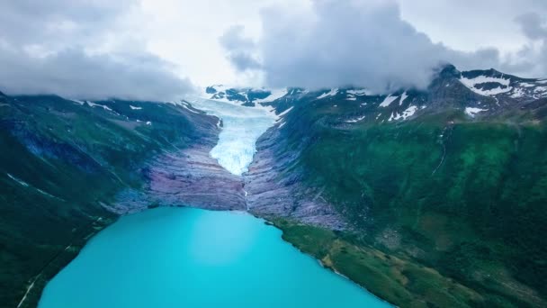 Svartisen gletsjer in Noorwegen Luchtfoto. Svartisen is een verzamelnaam voor twee gletsjers in Noord-Noorwegen. Water uit de gletsjer wordt opgevangen en gebruikt voor de productie van waterkracht.. — Stockvideo