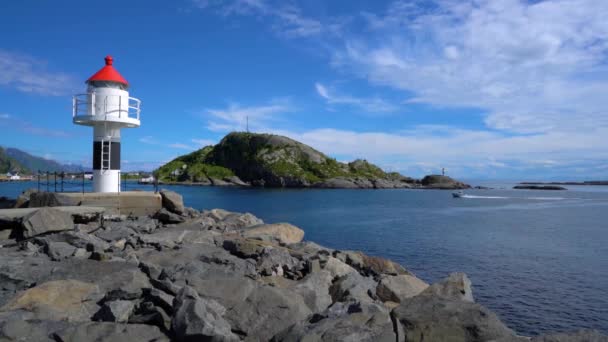 ロフォーテン諸島は、ヌールラン県、ノルウェーの郡の群島です。劇的な山とピーク, 海と入り江、ビーチと手つかずの土地に特有の風景で知られています. — ストック動画