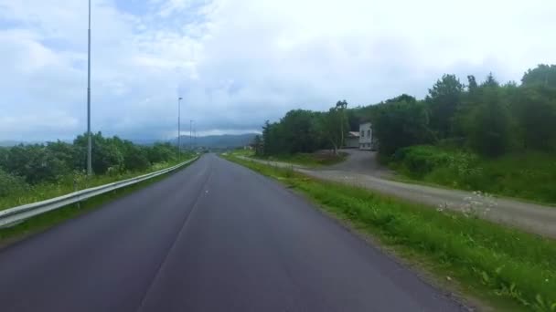 Οδηγώντας ένα αυτοκίνητο σε ένα δρόμο στη Νορβηγία — Αρχείο Βίντεο