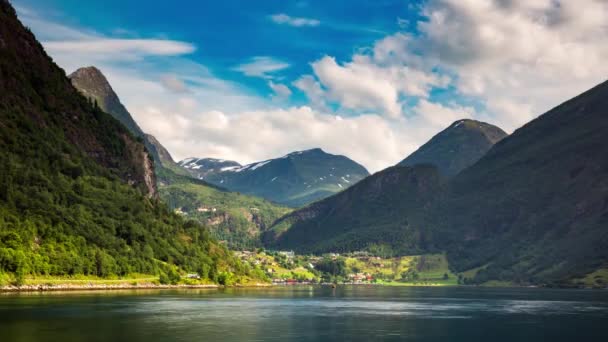 Zaman aşımı, Geiranger fiyortu, Norveç. Storfjorden (Büyük Fiyort) 'un bir kolu olan Sunnylvsfjorden' den 15 km (9.3 mi) uzunluğunda bir daldır.). — Stok video