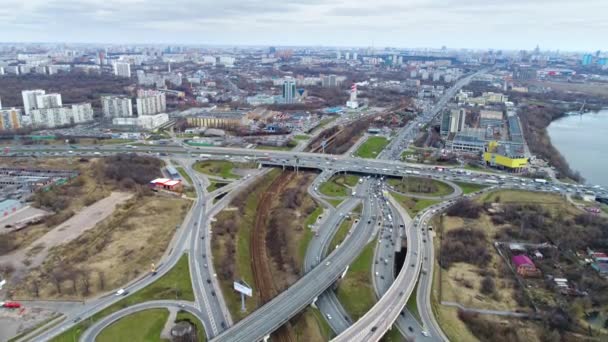 Letecký pohled na křižovatku dálnice. Moskevské předměstí. Pohled z ptačího letu — Stock video