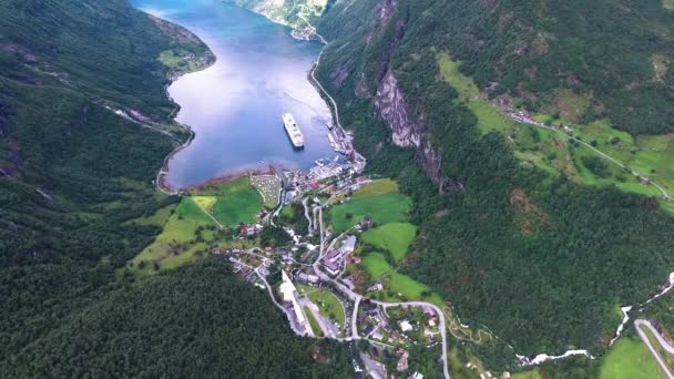 Geiranger Fjord, Beautiful Nature Noruega Aerial footage. Es una rama de 15 kilómetros (9.3 mi) de largo fuera del Sunnylvsfjorden, que es una rama fuera del Storfjorden (Gran fiordo) ). — Vídeos de Stock