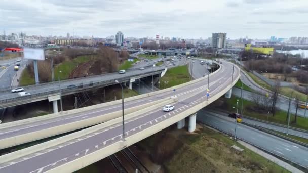 Vista aérea de una intersección de la autopista. Disparo en 4K (ultra alta definición (UHD) )) — Vídeo de stock