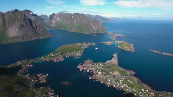 Panorama Islas Lofoten en el condado de Nordland, Noruega. Es conocido por un paisaje distintivo con espectaculares montañas y picos, mar abierto y bahías protegidas, playas y tierras vírgenes . — Vídeo de stock