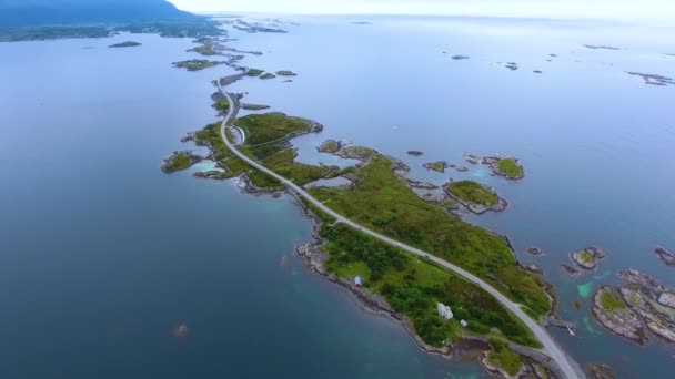 Widok z lotu ptaka Atlantic Ocean Road lub Atlantic Road (Atlanterhavsveien) otrzymał tytuł (Norwegian Construction of the Century). Droga sklasyfikowana jako Krajowa Trasa Turystyczna. — Wideo stockowe