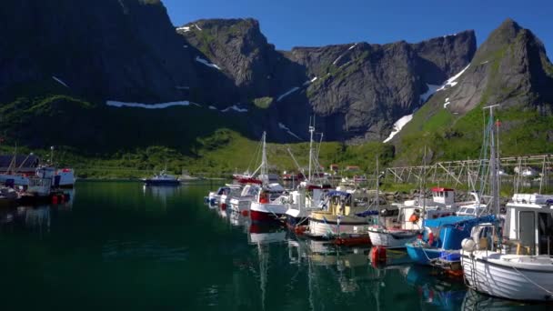 Marina boat Lofoten Islands in the county of Nordland, Norway. É conhecido por um cenário distinto com montanhas e picos dramáticos, mar aberto e baías abrigadas, praias e terras intocadas . — Vídeo de Stock