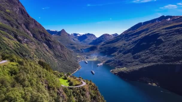 Fiorde Geiranger, imagens aéreas de Beautiful Nature Norway. É um ramo de 15 quilômetros (9.3 mi) de comprimento fora do Sunnylvsfjorden, que é um ramo fora do Storfjorden (Great Fjord ). — Vídeo de Stock