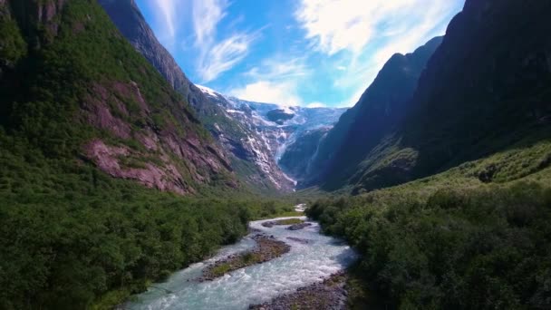 Hermosa naturaleza Noruega paisaje natural. Imágenes aéreas del glaciar Kjenndalsbreen . — Vídeos de Stock