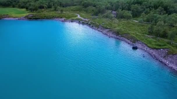 Survoler la forêt. Vue depuis le vol de l'oiseau. Belle nature Norvège paysage naturel .