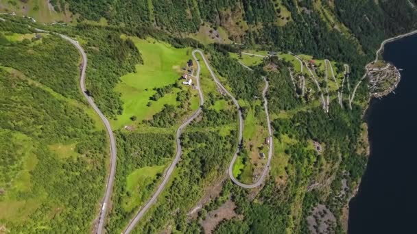 Serpentine road fiordo di Geiranger, Norvegia . — Video Stock