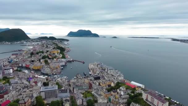 Aksla in de stad Alesund, Noorwegen Luchtopname — Stockvideo