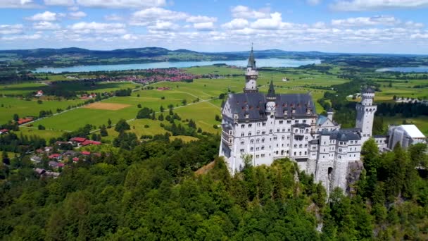 Zamek Neuschwanstein Alpy Bawarskie Niemcy. Lotnicze loty dronów FPV. — Wideo stockowe