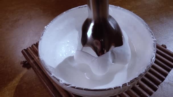 Sbattere le uova con lo zucchero usando un mixer. Movimento lento con inseguimento a rotazione . — Video Stock