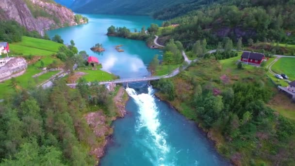 Schöne Naturlandschaft Norwegens. Luftaufnahmen vom Lovatnet-See. — Stockvideo