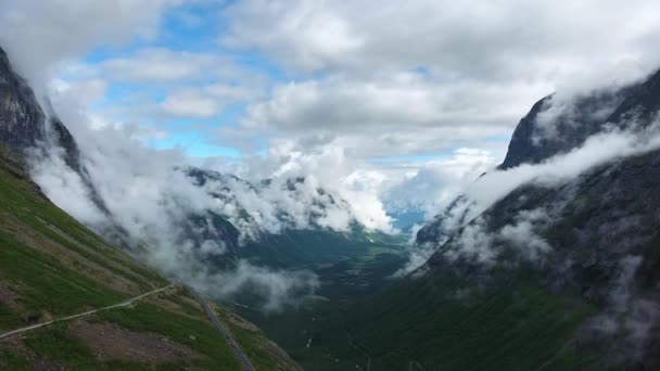 Filmagem aérea Beautiful Nature Norway. Voando sobre os lagos e fiordes. Vista da vista do pássaro-olho . — Vídeo de Stock