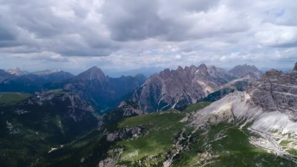 Parque Nacional de la Naturaleza Tre Cime En los Alpes Dolomitas. Hermosa naturaleza de Italia. Vuelos aéreos de aviones no tripulados FPV — Vídeo de stock