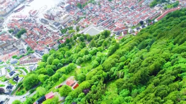 Bergen) - місто і муніципалітет в Гордаланді на західному узбережжі Норвегії. Берген - друге за величиною місто в Норвегії. Вид з висоти польоту птахів. Рейси FPV безпілотних літальних апаратів. — стокове відео