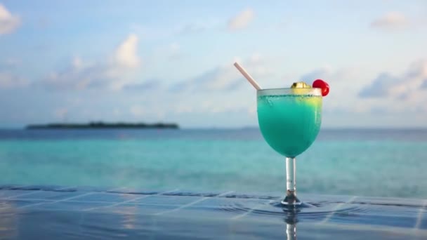 Cocktail am Pool vor dem Hintergrund des Indischen Ozeans, Malediven. — Stockvideo