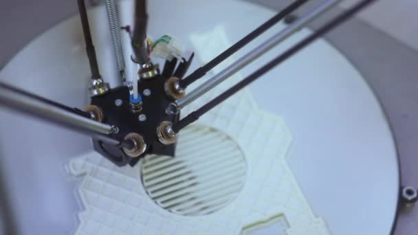 3D tisk tiskáren, známý také jako aditivní výroba (AM), označuje procesy používané k vytvoření trojrozměrného objektu, ve kterém jsou vrstvy materiálu vytvářeny pod kontrolou počítače. — Stock video