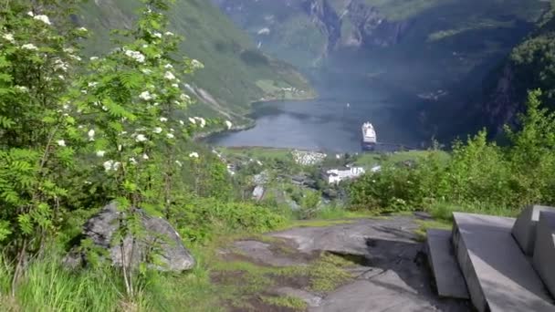 Geiranger fiord, Piękna Natura Norwegia Zdjęcia lotnicze. Jest to 15-kilometrowy (9,3 km) odgałęzienie od Sunnylvsfjorden, który jest gałąź od Storfjorden (Wielki fiord). — Wideo stockowe