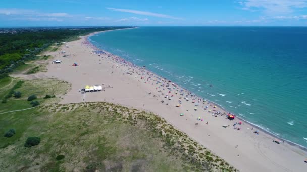 Italien, stranden vid Adriatiska havet. Vila på havet nära Venedig. Flyg FPV drönarflygningar. — Stockvideo