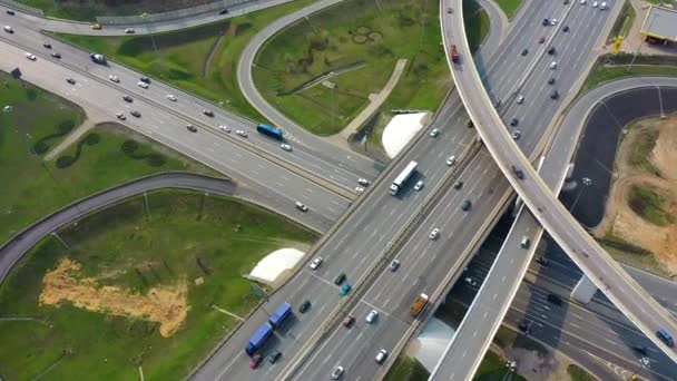 Vista aérea de una intersección de caminos de tráfico de autopista en Moscú. — Vídeos de Stock