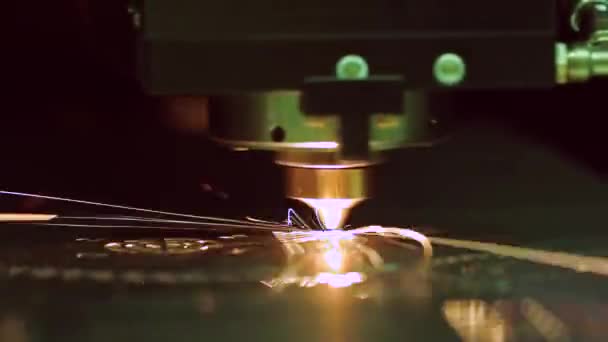 CNC Fém lézeres vágása, modern ipari technológia. — Stock videók