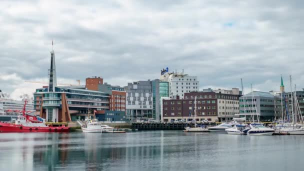 Vista de uma marina em Tromso, Noruega do Norte timelapse. Tromso é considerada a cidade mais setentrional do mundo, com uma população acima de 50.000 habitantes. . — Vídeo de Stock