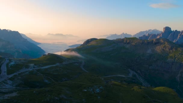 Parque Nacional de la Naturaleza Tre Cime En los Alpes Dolomitas. Hermosa naturaleza de Italia. Vuelos aéreos de aviones no tripulados FPV al atardecer — Vídeo de stock