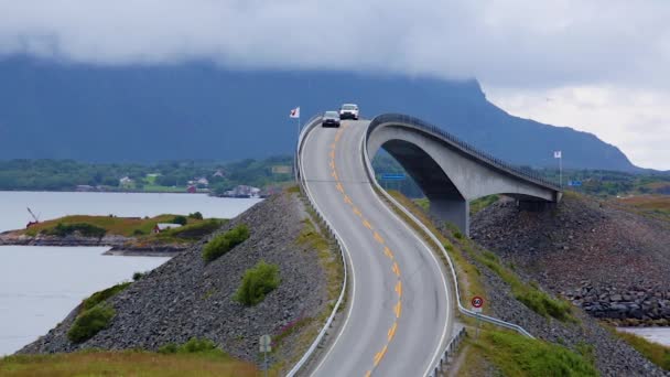 Atlantik Okyanusu Yolu veya Atlantik Yolu (Atlanterhavsveien), Norveç 'in Yüzyılın İnşaatı (Norveççe: Yüzyılın İnşaatı) olarak ödüllendirildi. Ulusal Turizm Rotası olarak sınıflandırılan yol. — Stok video