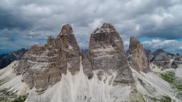 Parque Nacional de la Naturaleza Tre Cime En los Alpes Dolomitas. Hermosa naturaleza de Italia. Vuelos aéreos de aviones no tripulados FPV — Vídeos de Stock