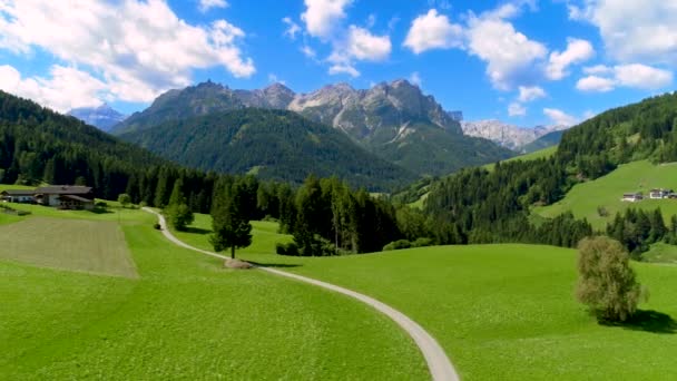 Pemandangan indah di pegunungan Alpen, Italia yang indah. Penerbangan drone FPV udara. — Stok Video