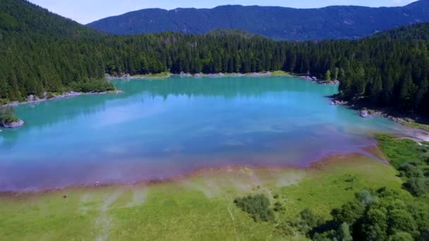 Lago di Fusine Superiore Italia Alpi. Voli aerei con drone FPV . — Video Stock