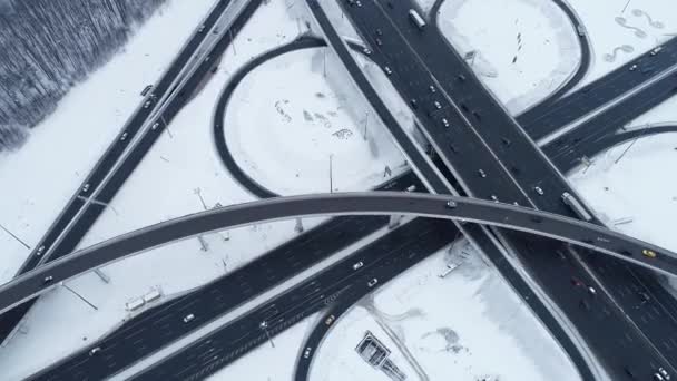 Luftaufnahme eines Autobahnkreuzes im Winter verschneit. — Stockvideo