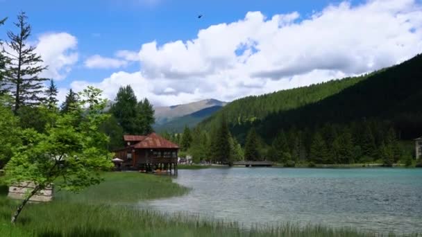 Lake Dobbiaco i Dolomiterna, Vacker natur Italien naturlandskap Alperna. — Stockvideo