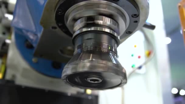 CNC-fräsmaskin för metallbearbetning. Kapning metall modern processteknik. — Stockvideo