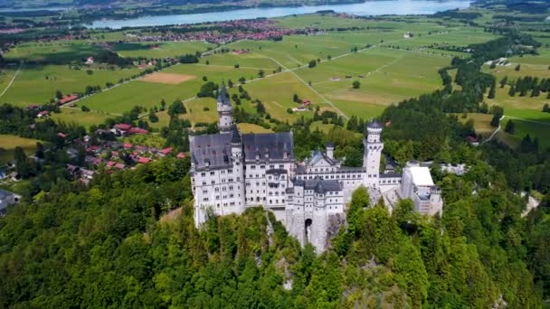Castillo de Neuschwanstein Alpes bávaros Alemania. Vuelos aéreos de aviones no tripulados FPV. — Vídeos de Stock