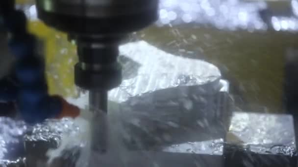 Metaalwerkende CNC malenmachine. Het snijden van metaal moderne verwerkingstechnologie. Langzame beweging 120 fps — Stockvideo