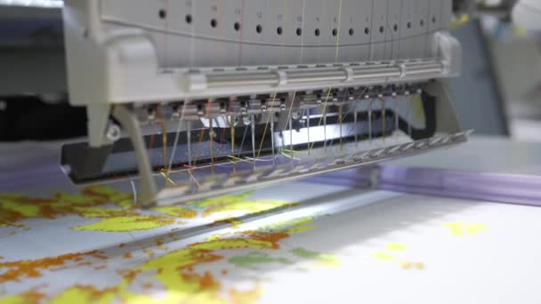 Automatic industrial sewing machine for stitch by digital pattern. Modern textile industry. — Stock Video