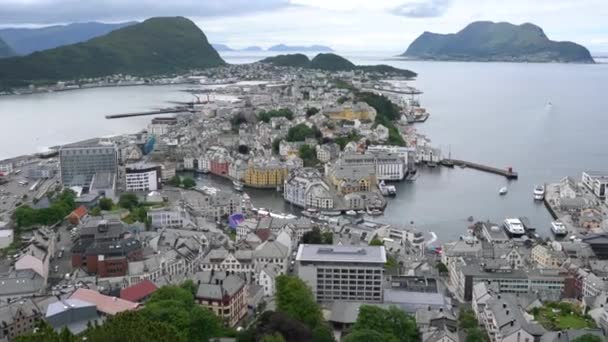노르웨이 의 알레 순 시에 있는 아크즐 라 항공 영상이다. 항구이며, 아르누보 건축의 집중으로 유명하다.. — 비디오