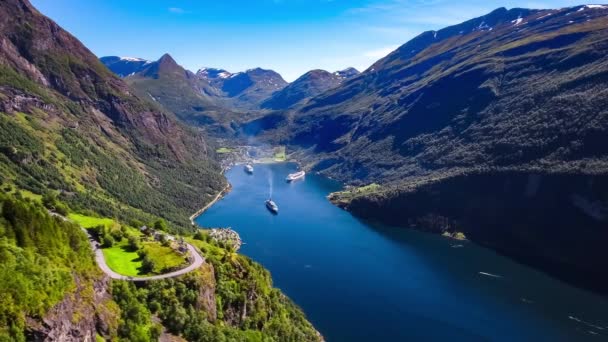 Geiranger fjord, Krásná příroda Norsko Letecký záznam. Je to 15 kilometrů dlouhá větev od Sunnylvsfjorden, která je větev mimo Storfjorden (Great Fjord). — Stock video