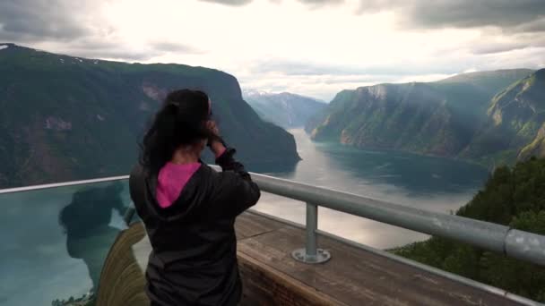 Stegastein Lookout παρατηρητήριο κατάστρωμα άποψη σημείο. Flam Beautiful Nature Norway Sognefjord ή Sognefjorden. — Αρχείο Βίντεο