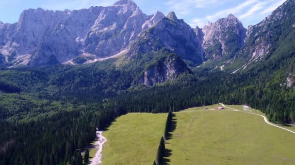 Lago di Fusine Superiore Italië Alpen. Luchtvluchten met FPV-drone. — Stockvideo