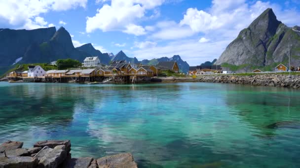 Lofoten is een eilandengroep in de Noorse provincie Nordland. Staat bekend om een onderscheidend landschap met dramatische bergen en pieken, open zee en beschutte baaien, stranden en ongerepte landen. — Stockvideo