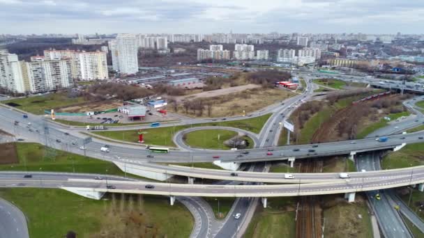 Vista aérea de una intersección de la autopista. Suburbio de Moscú. La vista desde el vuelo de las aves — Vídeos de Stock