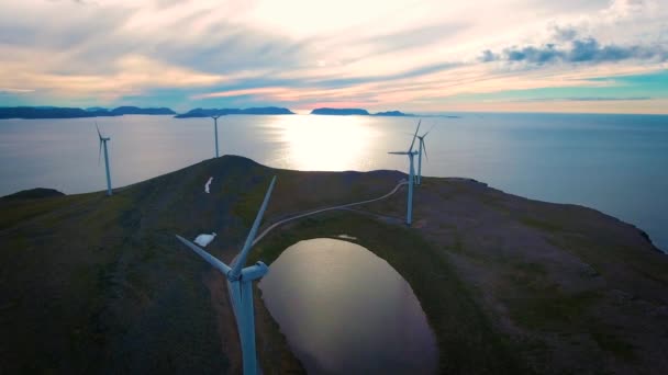 Wiatraki do produkcji energii elektrycznej. Park wiatraków Havoygavelen, Hawoysund, północna Norwegia. — Wideo stockowe