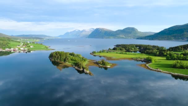 Légi felvétel Gyönyörű Természet Norvégia. Légi FPV drónrepülések. — Stock videók